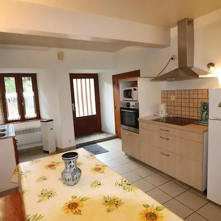Prázdninový dům Maison Authentique Au Coeur Des Volcans D'auvergne, Avec Cheminee Et Jardin Prive - Fr-1-742-267